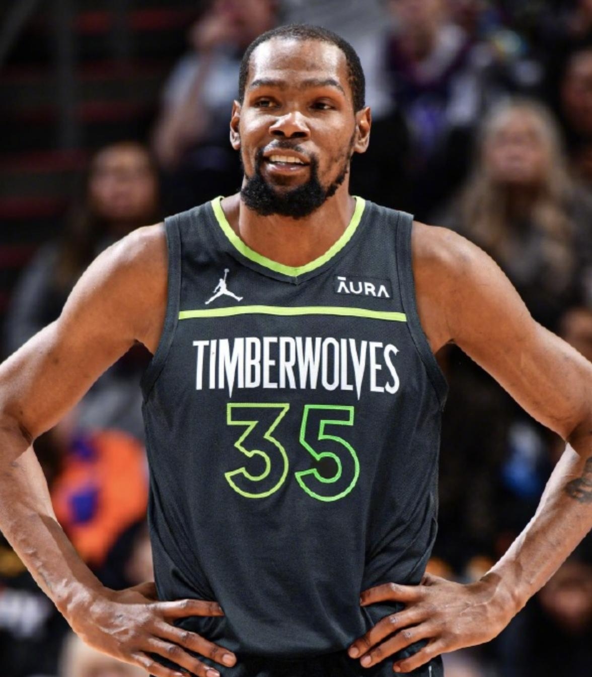 关于杜兰特在瑞士队比赛中回归赛场西亚卡姆与50激战C9分钟，现场解说直呼：窗口期回应争议引欢呼的信息