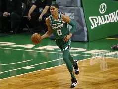  湖人新援艾顿和拉拉维亚闪耀登场 